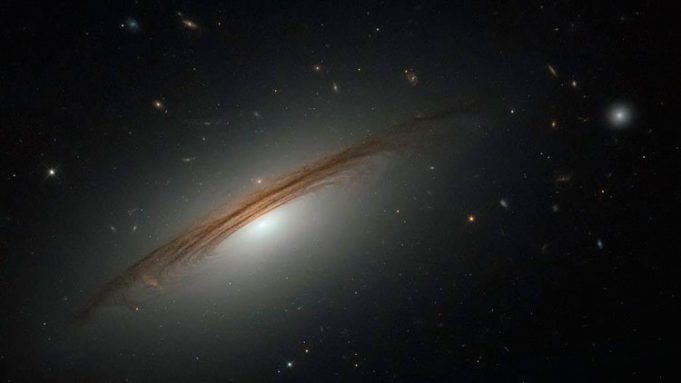 El Hubble capta una enorme y veloz galaxia híbrida a 400 millones de ...
