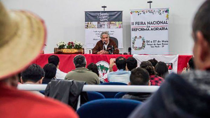 francisco-javier-velasquez-Jos-eacute--Mujica-aboga-por-la-propiedad-popular-de-la-tierra