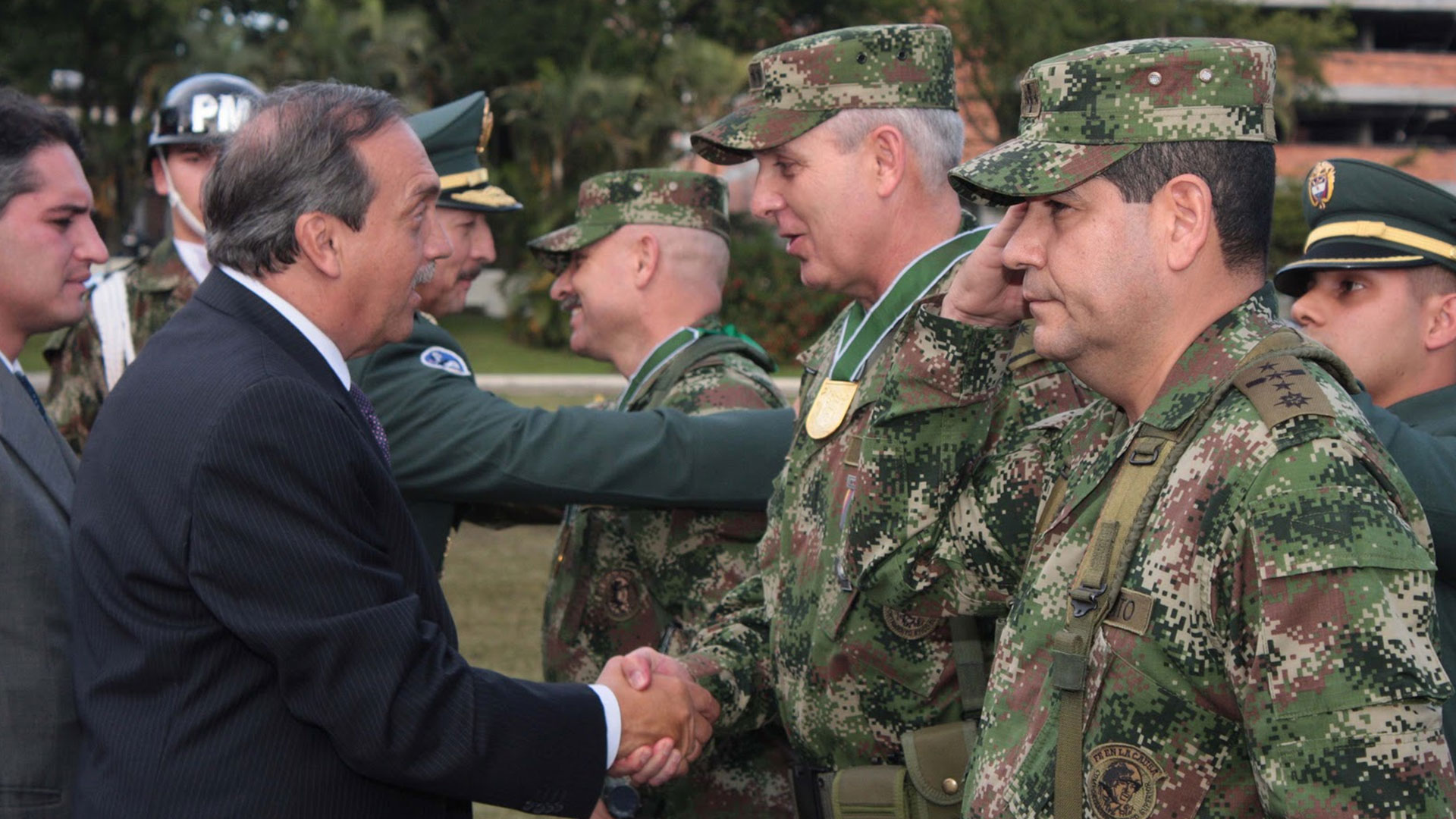 El gobierno de Colombia promociona a oficiales del ...