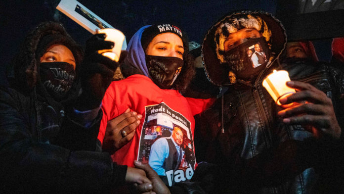 Vigilia en homenaje a hombre negro asesinado por Policía de EEUU