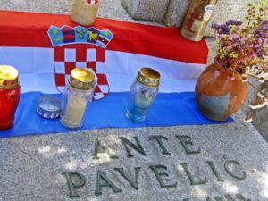 Lapida del genocida Ante Pavelic enterrado en el cementerio madrileño de San Isidro