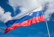 Surrealista: La Embajada de Eslovenia en Kiev retira su bandera por «parecerse demasiado a la rusa»