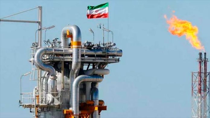 La bandera de Irán ondea en una plataforma de gas natural.