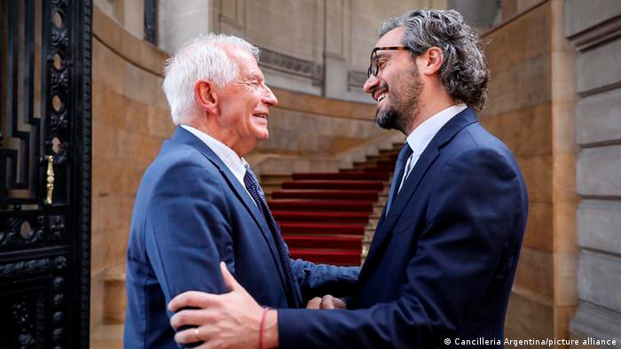 Borrell con Santiago Cafiero, el canciller de la entrega.