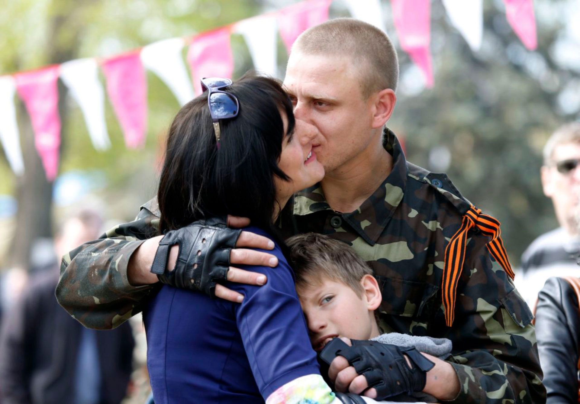 Муж на сво изменяет. Спецназ с женой. Семья военного. Жена солдата. Солдат с женой и ребенком.
