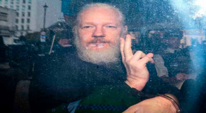 Julian Assange languidece ante los ojos del mundo en una prisión británica aquejado por enfermedades físicas y psicológicas.
