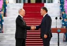 Tratados, una condecoración y base aérea: así arrancó la visita de Putin a Kirguistán