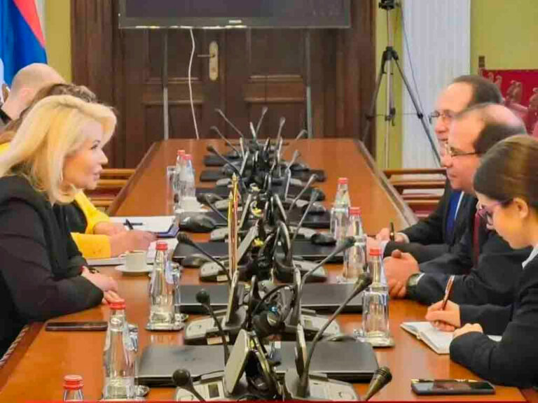 Héroe cubano dialoga con ministro del Interior de Serbia