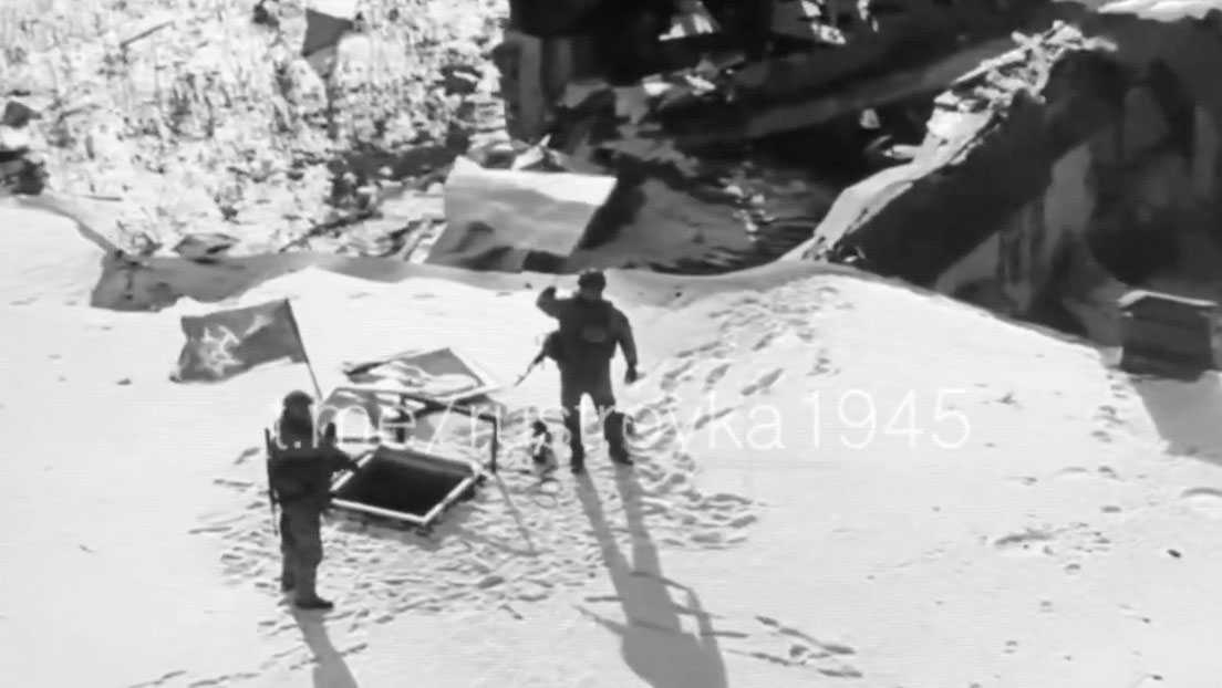 Imagen del artículo: Militares rusos en pleno avance ondean el tricolor nacional en un poblado de Kursk