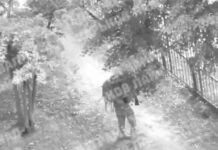 Un nazi descerebrado abre fuego con una ametralladora cerca de un parque infanti