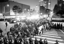 Policía acorrala a manifestantes que caminan con las manos arriba en Los Ángeles