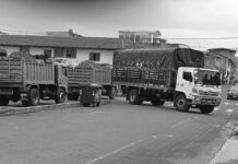 Ecuador: Transportistas de Carchi bloquean vías en protesta por alza del diésel por Noboa