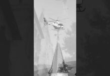 El ejército del aire (Ministerio de Defensa, Robles, PSOE) utiliza un helicóptero para arrojar pétalos a la Vírgen