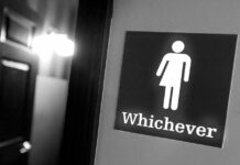 Gobernador de Texas firma ley que prohíbe a los hombres el acceso a baños de mujeres