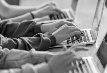 Portal neo-nazi ucraniano incluye a dos niños rusos en su lista negra por «violación deliberada de la frontera»