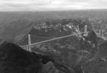 Supera un edificio de 200 metros: China inaugura un puente récord mundial