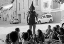 Desnudez y duchas mixtas: un campamento ‘antiestigmas’ para niños escandaliza España