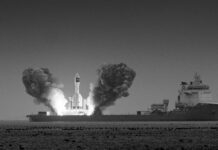 Espectacular lanzamiento desde el mar de un potente cohete chino