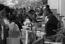 EE.UU. Trabajadores del gobierno comienzan a hacer largas colas para recibir alimentos