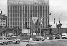 Ecuador: intelectuales exigen fin del bloqueo a Cuba ante militarización