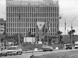 Ecuador: intelectuales exigen fin del bloqueo a Cuba ante militarización