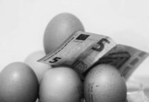 No sobra mes al final del salario, sobra el capitalismo