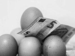 No sobra mes al final del salario, sobra el capitalismo