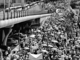 Miles de personas protestan en Rumanía contra medidas de austeridad del Gobierno