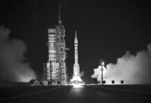 Astronauta chino muestra con qué juega mientras viaja a la estación espacial