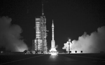 Astronauta chino muestra con qué juega mientras viaja a la estación espacial