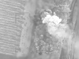 El camuflaje no ayudó: drones rusos rastrean y queman un tanque ucraniano