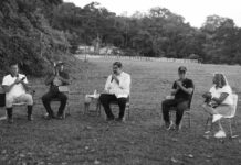 Venezuela. Durante el programa Desde la Presidencia, transmitido en el habitual espacio de la televisión cubana Mesa Redonda, el jefe de Estado aseguró que ello fue un logro, a pesar de la destrucción y situaciones dramáticas provocadas por el evento meteorológico. «Hasta este momento no hemos tenido que lamentar la pérdida de ninguna persona», manifestó Díaz-Canel al evaluar los estragos de Melissa y revisar cómo marcha la recuperación en una reunión del Consejo de Defensa Nacional. Asimismo, subrayó la importancia de las labores de prevención y evacuación para proteger a la población y salvaguardar la mayor cantidad de recursos posibles. Respecto a ese particular, el mandatario alertó acerca de la necesidad de persuadir a los pobladores para cumplir las medidas establecidas en situaciones extremas y mejorar la eficacia de los procesos previstos en el Sistema de Defensa Nacional. No obstante, consideró que en las zonas afectadas se pudo sobrevivir a Melissa, gracias a la organización, la unidad y la voluntad popular. Los Consejos de Defensa, con la participación protagónica del pueblo, actuaron con responsabilidad, agilidad, disciplina y también con heroísmo y solidaridad, manifestó. Hubo excepciones, dijo, pero la nota predominante fue la resiliencia de los cubanos y las cubanas. Si fuéramos a dar una nota, una calificación, sería excelente, opinó el presidente cubano. Por otra parte, refirió que fueron afectadas más de 70 mil viviendas y hubo más de cuatro mil derrumbes totales, además de cientos de miles de hectáreas de cultivo dañadas. Hasta este momento, explicó, se han recuperado más de dos mil viviendas y, en muchos lugares, más del 50 por ciento de las personas cuenta con servicio eléctrico. Fueron protegidos un millón 312 mil habitantes, incluidos 933 mil en viviendas de familiares, amigos y vecinos, señaló, y apuntó que más de 54 mil permanecen evacuados.