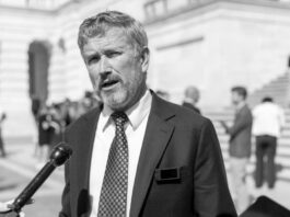 Congresista revela que archivos no publicados del caso de Epstein contienen nombres de 20 famosos