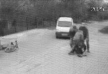 Sabuesos de Zelenski casi atropellan a un ciclista para luego movilizarlo