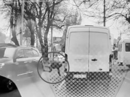 La desesperada fuga de un ucraniano del camión de reclutadores