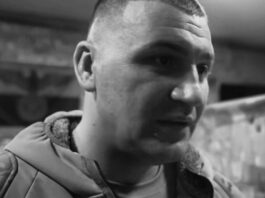 La BBC, sin el más mínimo pudor: entrevista a militares ucranianos con símbolos nazis de fondo