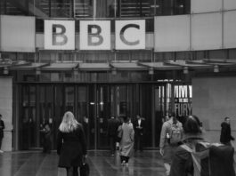 Trump golpea a la BBC con una multimillonaria demanda