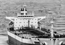 La Guardia Costera de EE. UU. lleva 10 días persiguiendo a un petrolero con bandera rusa en el casco, según el NYT