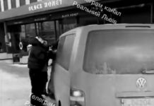 Civiles ucranianos atacan camioneta de reclutadores y los obligan a liberar a hombre movilizado