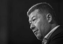 La República Checa retiró la bandera de Ucrania que ondeaba junto al edificio del Gobierno desde 2022