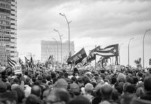 Las amenazas se rompen contra un océano de pueblo