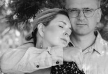 Novia del excanciller ucraniano propone rodearse de vibradores para entrar en calor sin calefacción