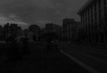 La población de Kiev huye en masa de los bombardeos rusos y el frío glacial