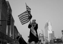 Miles de personas desafían las temperaturas bajo cero y protestan contra el ICE