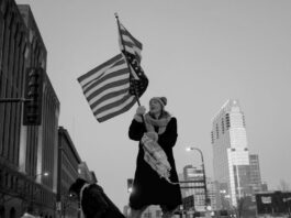 Miles de personas desafían las temperaturas bajo cero y protestan contra el ICE