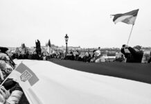 «No estamos en Ucrania»: Líder de la Cámara de Diputados checa carga contra bandera gigante en Praga