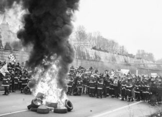 Protesta en Francia se enciende con bomberos contra policías (+Vídeos)