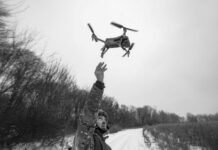 Atrocidades de Kiev contra civiles: drones golpean un funeral, autos y menores en Rusia