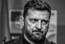 El dictador nazi-fascista ucraniano posa orgulloso ante insignias de corte neonazi