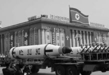 Corea del norte presenta un moderno lanzamisiles con ojivas nucleares